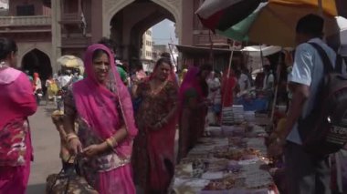 Hindistan 'da sokak pazarındaki insanlar.