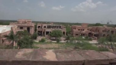 Köydeki eski terk edilmiş binaların manzarası.