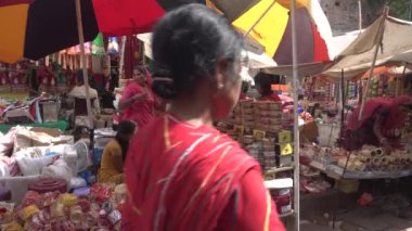 Hindistan 'da sokak pazarındaki insanlar.