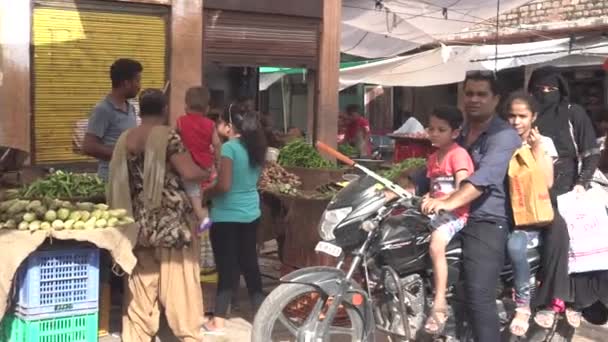 Άνθρωποι Στην Αγορά Του Δρόμου Στην Πόλη Της Ινδίας — Αρχείο Βίντεο