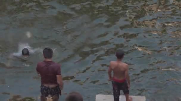 Jodhpur Rajasthan Indien Oktober 2017 Indiska Pojkar Hoppar Vatten Toorji — Stockvideo