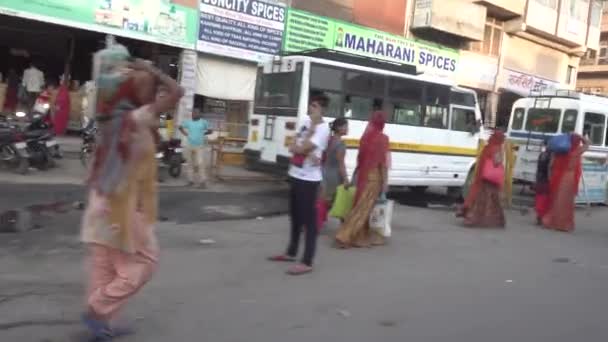 インド人が人力車に乗って街並みを眺めながら — ストック動画