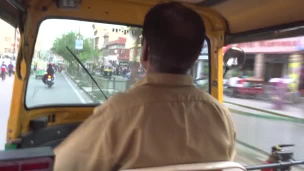 Indios Montando Rickshaw Con Vista Calle — Vídeos de Stock