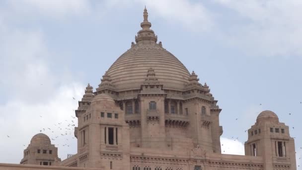 Des Hindous Non Identifiés Marchent Près Hôtel Umaid Bhawan Palace — Video