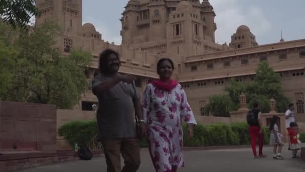 Pessoas Hindus Não Identificadas Caminham Perto Umaid Bhawan Palace Hotel — Vídeo de Stock