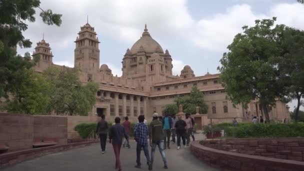 Unbekannte Hindus Gehen Der Nähe Des Umaid Bhawan Palace Hotel — Stockvideo
