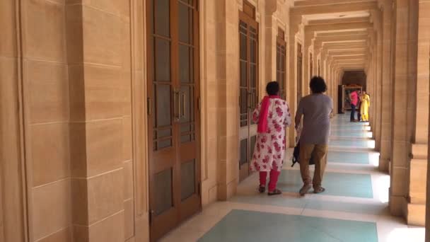 Tourists Umaid Bhawan Palace Hotel Jodhpur Rajasthan India — Stock Video