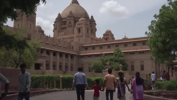 Gente Hindú Identificada Camina Cerca Umaid Bhawan Palace Hotel Jodhpur — Vídeo de stock