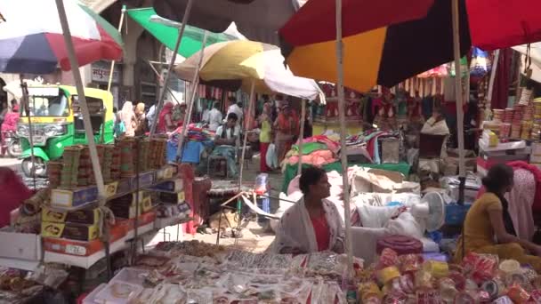 Menschen Auf Dem Straßenmarkt Der Indischen Stadt — Stockvideo