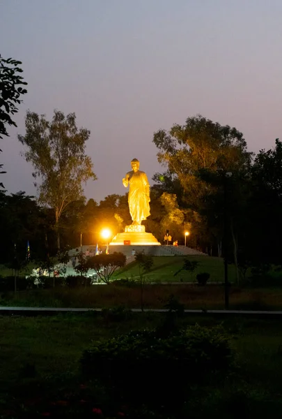 Turisté Blízkosti Sochy Zlatého Buddhy Parku — Stock fotografie