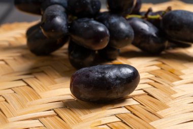 ahşap zemin üzerinde mavi taze üzüm.