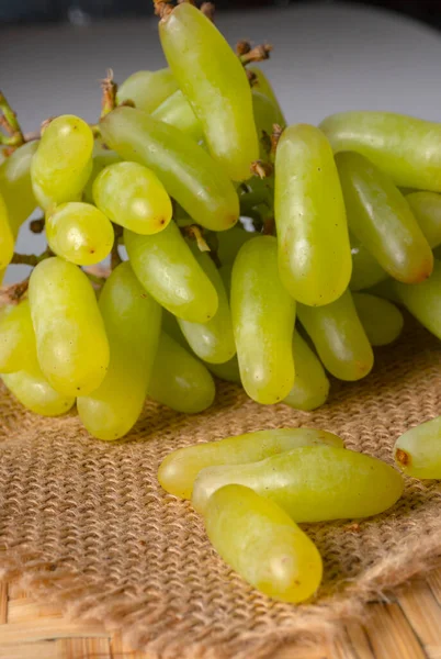 Świeże Zielone Winogrona Worek Drewniane Tło — Zdjęcie stockowe