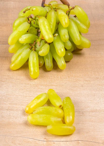 Świeże Zielone Winogrona Drewnianym Tle — Zdjęcie stockowe