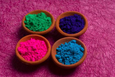 Hint renk festivali vesilesiyle kil kaplarda Holi için renkli tozlar. Mutlu Holi teması.