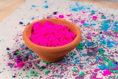 Hint renk festivali vesilesiyle kil çömlekte Holi için pembe toz..
