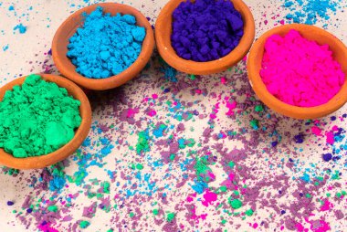 Hint renk festivali vesilesiyle Holi için kil kaplarda renkli tozlar..