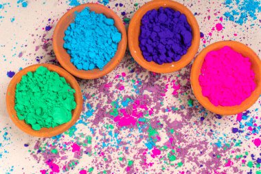 Hint renk festivali vesilesiyle Holi için kil kaplarda renkli tozlar..