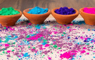Hint renk festivali vesilesiyle Holi için kil kaplarda renkli tozlar..