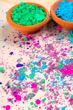 Hint renk festivali vesilesiyle Holi için kil kaplarda renkli tozlar..
