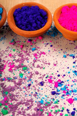 Hint renk festivali vesilesiyle Holi için kil kaplarda renkli tozlar..