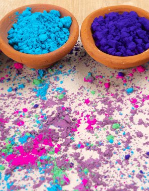 Hint renk festivali vesilesiyle Holi için kil kaplarda renkli tozlar..