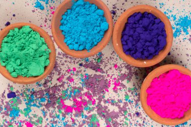 Hint renk festivali vesilesiyle Holi için kil kaplarda renkli tozlar..