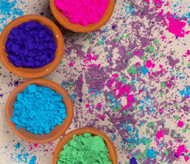 Hint renk festivali vesilesiyle Holi için kil kaplarda renkli tozlar..