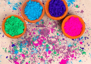 Hint renk festivali vesilesiyle Holi için kil kaplarda renkli tozlar..