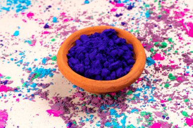 Hint renk festivali vesilesiyle kil çömlekte Holi için mavi toz.