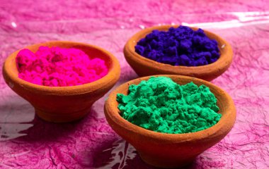 Hint renk festivali vesilesiyle kil kaplarda Holi için renkli tozlar. Mutlu Holi teması.