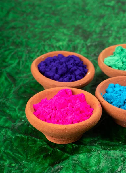 Hint Renk Festivali Vesilesiyle Kil Kaplarda Holi Için Renkli Tozlar — Stok fotoğraf