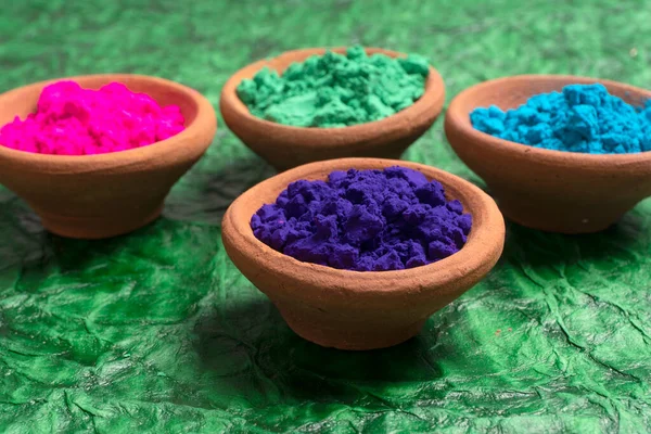 Hint Renk Festivali Vesilesiyle Kil Kaplarda Holi Için Renkli Tozlar — Stok fotoğraf