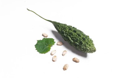 Taze yeşil momordika charantia ya da beyaz arka planda acı kavun