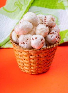 Organik gevrek nilüfer tohumu ya da fool makhana sepeti içinde patlar.