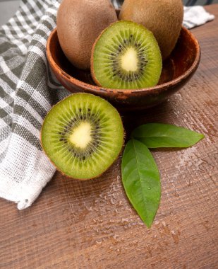 Kivi ve meyveleri kapatın.