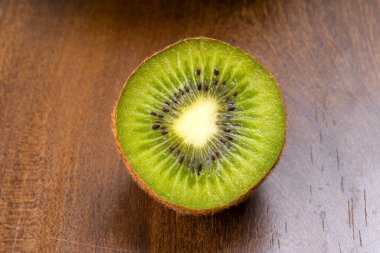 Ahşap arka planda yarım kivi.