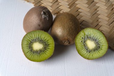 Kivi ve meyveleri kapatın.