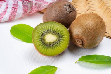 Kivi ve meyveleri kapatın.