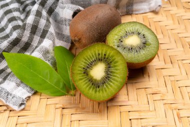 Bambu arkaplanda kivi meyvesi