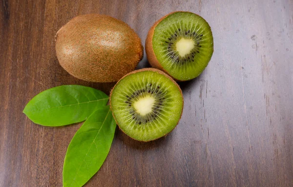 Bio Kiwi Früchte Auf Holzgrund Nahaufnahme — Stockfoto