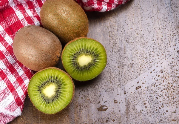 Frische Kiwi Früchte Mit Handtuch Auf Holzoberfläche — Stockfoto