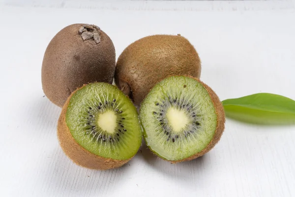 Verse Kiwi Vruchten Een Witte Achtergrond — Stockfoto