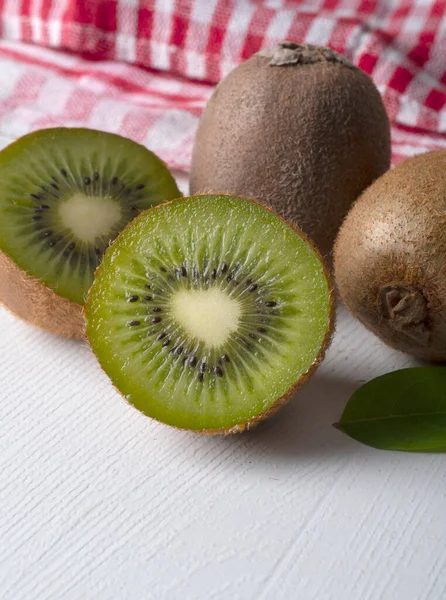 Kiwi Frucht Auf Weißem Holzgrund — Stockfoto
