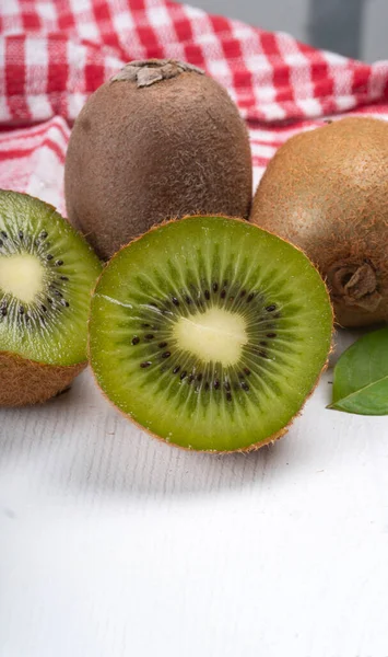Kiwi Fruit Een Witte Houten Achtergrond — Stockfoto