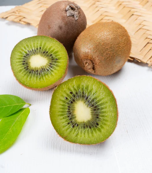 Frische Kiwi Früchte Auf Weißem Hintergrund — Stockfoto