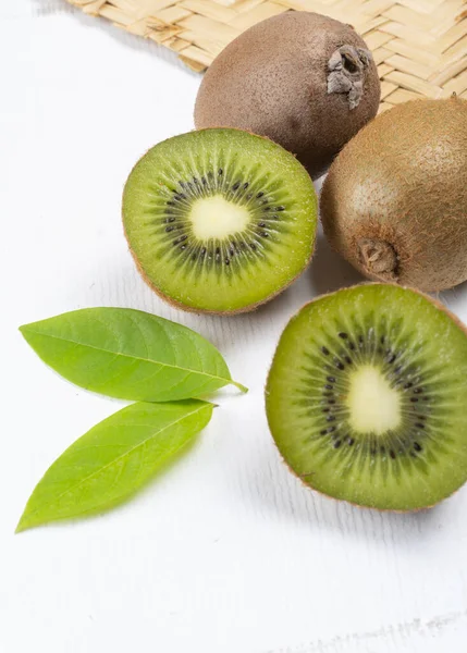 Verse Kiwi Vruchten Een Witte Achtergrond — Stockfoto