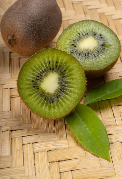 Kiwi Fruit Houten Ondergrond — Stockfoto