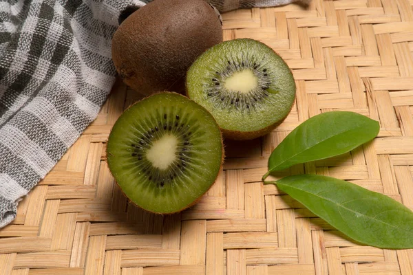 Kiwi Fruit Een Bamboe Mat Achtergrond — Stockfoto