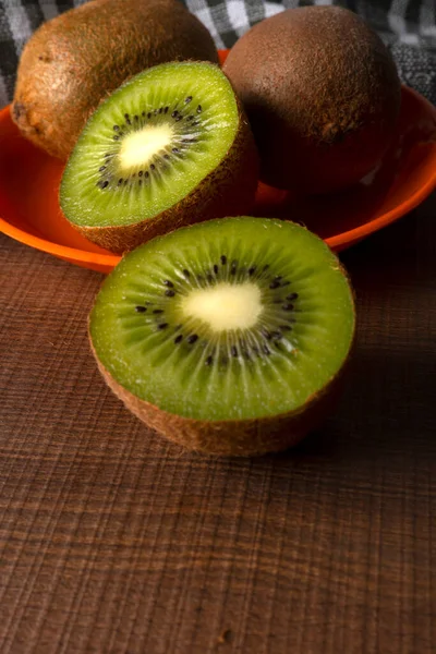 Świeże Owoce Kiwi Misce Ręcznikiem Drewnianej Powierzchni — Zdjęcie stockowe