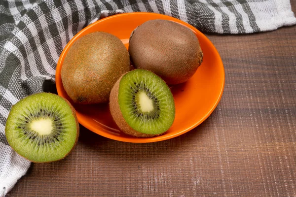 Frische Kiwi Früchte Schüssel Mit Handtuch Auf Holzoberfläche — Stockfoto